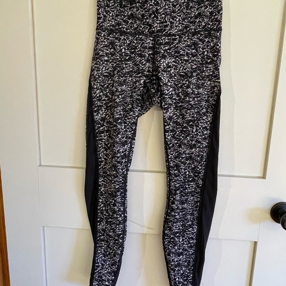 Lululemon black and white pattern align size 6, mesh down side of leg - Picture 2 of 13
